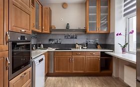 Lovely 2-Bdrm Condo Ideal For Couples And Family With Children, Free Parking On Premises